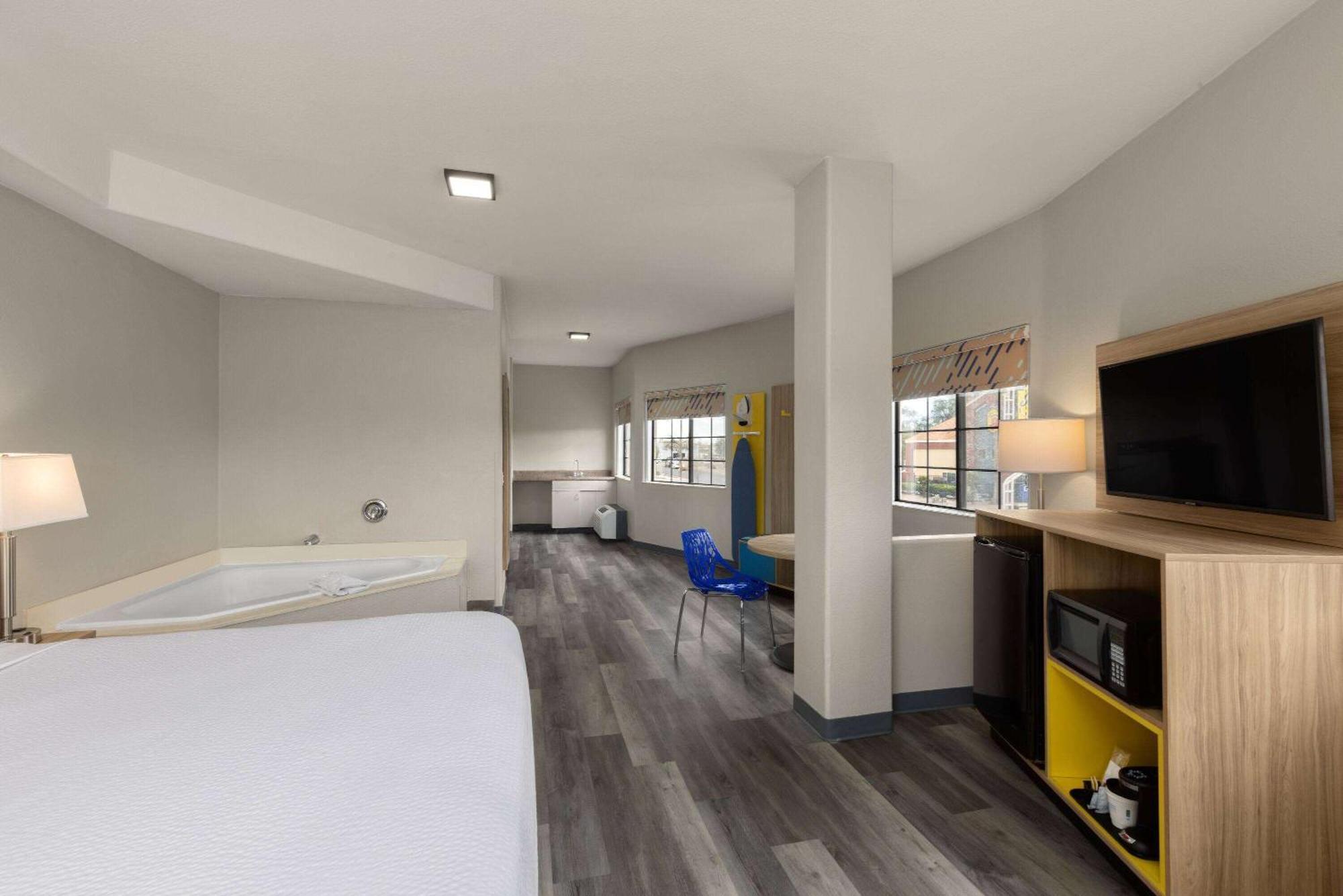 Days Inn & Suites By Wyndham Tucson/Marana Cortaro Exterior photo